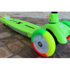Scooter maxi (салатовый)c подсветкой и музыкой