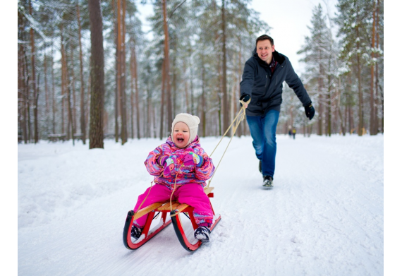 Санки‑коляска vs обычные санки: что выбрать для ребенка до трех лет?