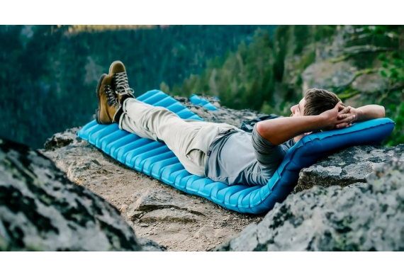 Как выбрать туристический коврик: пенка, самонадувающийся или надувной?